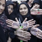 إيران: المشاركون فی مسیرات مقارعة الاستكبار العالمی یحرقون العلم الامیركي (مصور)