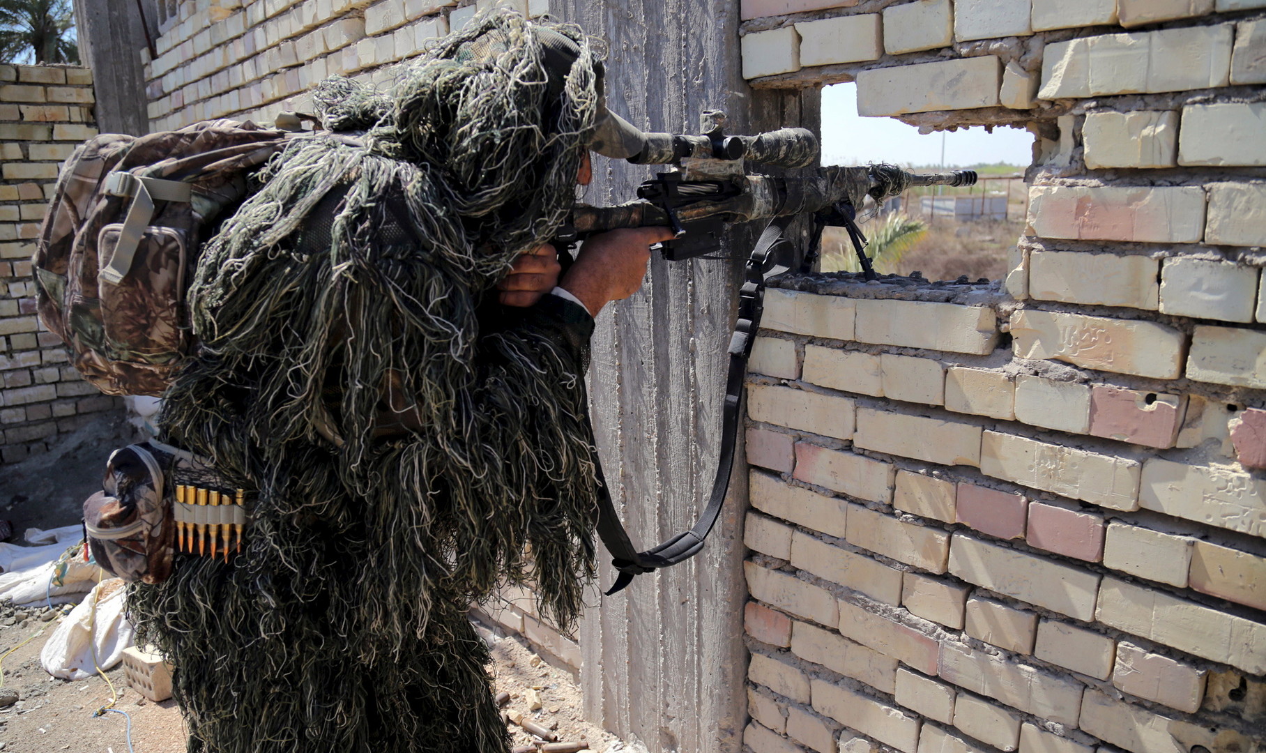 جندي عراقي بصدد مواجهة عناصر داعش