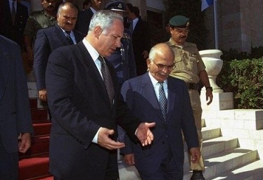الملك الأردني حسين الراحل مع نتنياهو