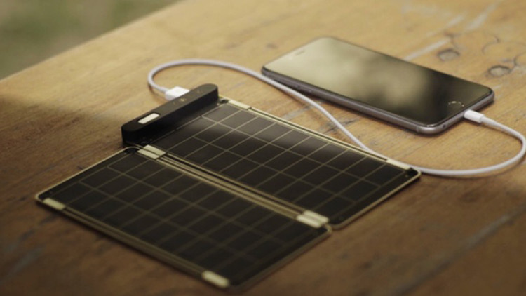 أصغر شاحن في العالم يعمل بالطاقة الشمسية