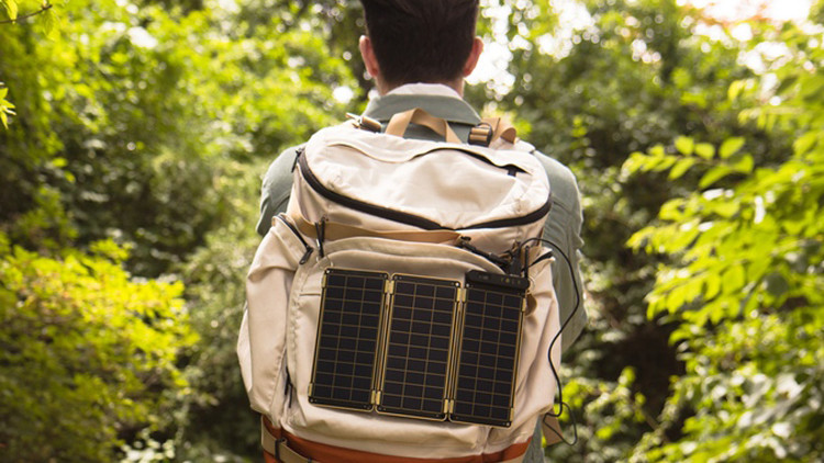 أصغر شاحن في العالم يعمل بالطاقة الشمسية