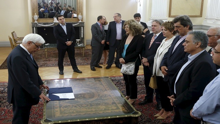 رئيس الوزراء اليوناني ألكسيس تسيبراس خلال مراسم أداء القسم للأعضاء الجدد في الحكومة في أثينا 