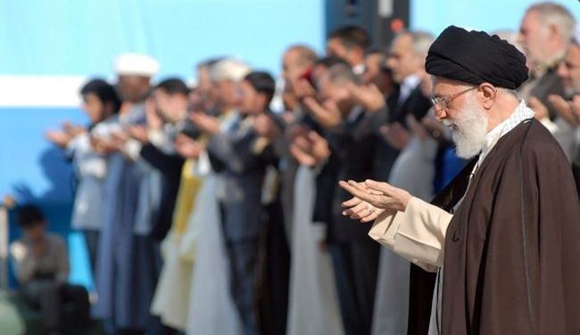 قائد الثورة الإسلامية يؤم صلاة عيد الفطر بطهران