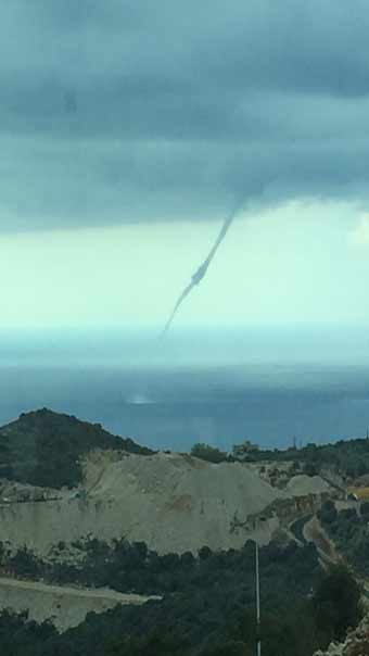 شاروقان بحريان يجتاحان الشاطىء اللبناني من السعديات وصولاً الى صيدا