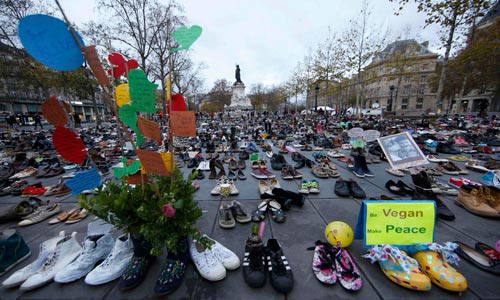 أحذية في احد الشوارع الفرنسية بدلًا من المتظاهرين الذين تم منع تظاهراتهم
