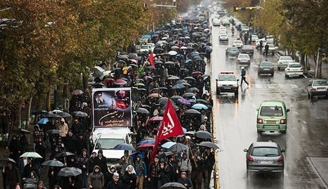 جانب من مسيرة الاربعين في طهران رغم سوء الاحوال الجوية