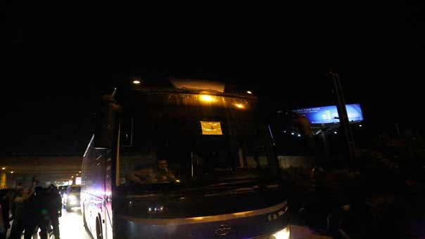 وصول الحافلات التي تقل جرحى المسلحين من الزبداني الى مطار بيروت الدولي