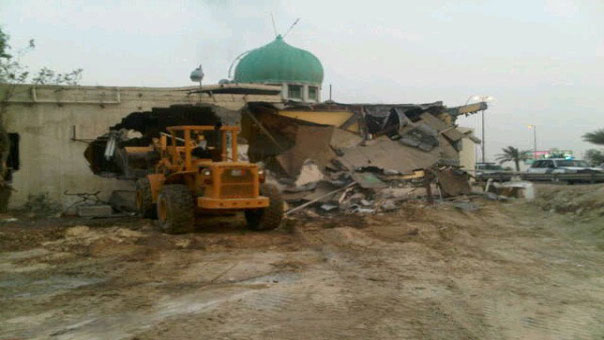 جرافة تدمر مسجدا