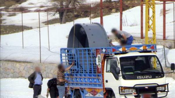 عمال ينقلون أجهزة استقبال هوائية للإنترنت من قبرص بعد تفكيكها في فقرا