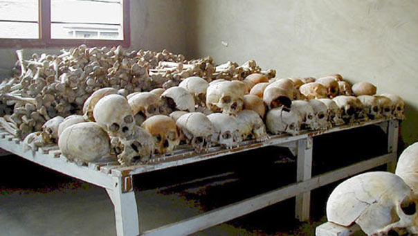 جماجم وهياكل عظميه لضحايا الأبادة الجماعية تم تصويرها في مدرسة عام 2001