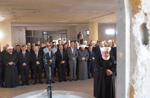 مفتي ريف دمشق الشيخ عدنان الافيوني يؤمّ المصلين