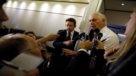 وزير الخارجية الأمريكي ريكس تيلرسون يتحدث مع الصحافيين من على متن الطائرة الرئاسية بعد مغادرته السعودية في طريقه إلى إسرائيل