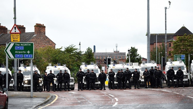 أعمال عنف واشتباكات مع الشرطة بإيرلندا الشمالية