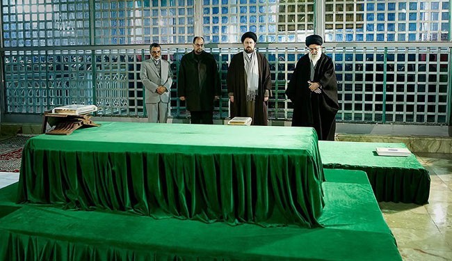 بالصور .. قائد الثورة يزور مرقد الامام الخميني وشهداء الثورة