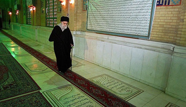 بالصور .. قائد الثورة يزور مرقد الامام الخميني وشهداء الثورة