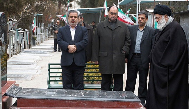 بالصور .. قائد الثورة يزور مرقد الامام الخميني وشهداء الثورة