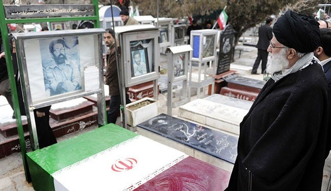 بالصور .. قائد الثورة يزور مرقد الامام الخميني وشهداء الثورة