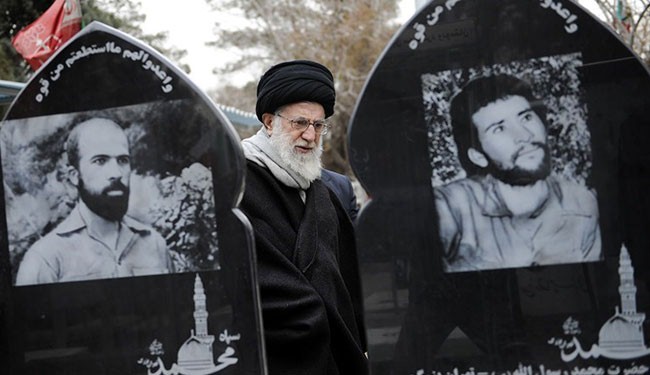 بالصور .. قائد الثورة يزور مرقد الامام الخميني وشهداء الثورة