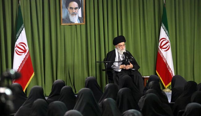آية الله خامنئي: يجب نبذ الافكار الغربية الخاطئة بشأن المرأة