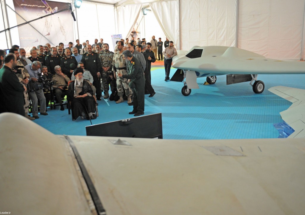 بالصور/ قائد الثورة يتفقد معرض انجازات قوات الجو-فضاء للحرس الثوري