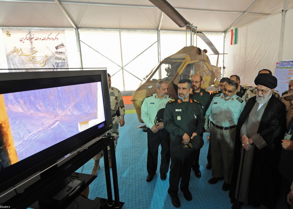 بالصور/ قائد الثورة يتفقد معرض انجازات قوات الجو-فضاء للحرس الثوري