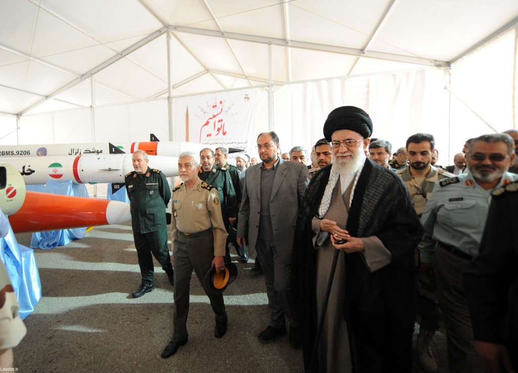 بالصور/ قائد الثورة يتفقد معرض انجازات قوات الجو-فضاء للحرس الثوري