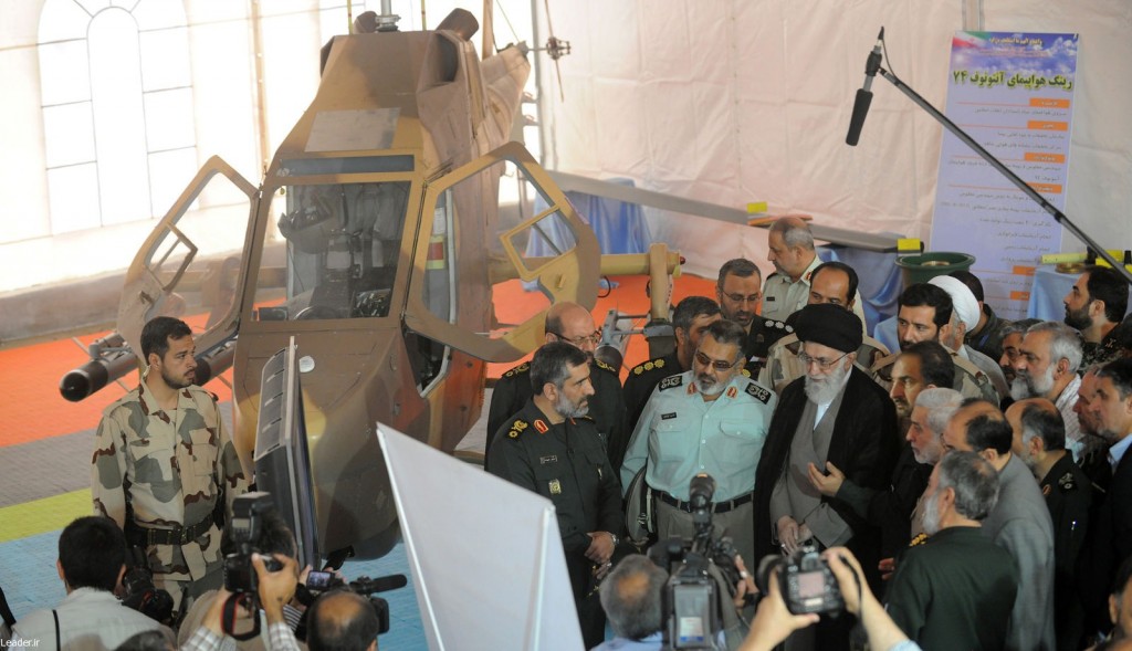 بالصور/ قائد الثورة يتفقد معرض انجازات قوات الجو-فضاء للحرس الثوري