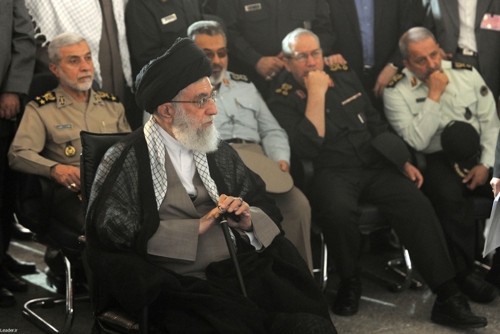 بالصور/ قائد الثورة يتفقد معرض انجازات قوات الجو-فضاء للحرس الثوري