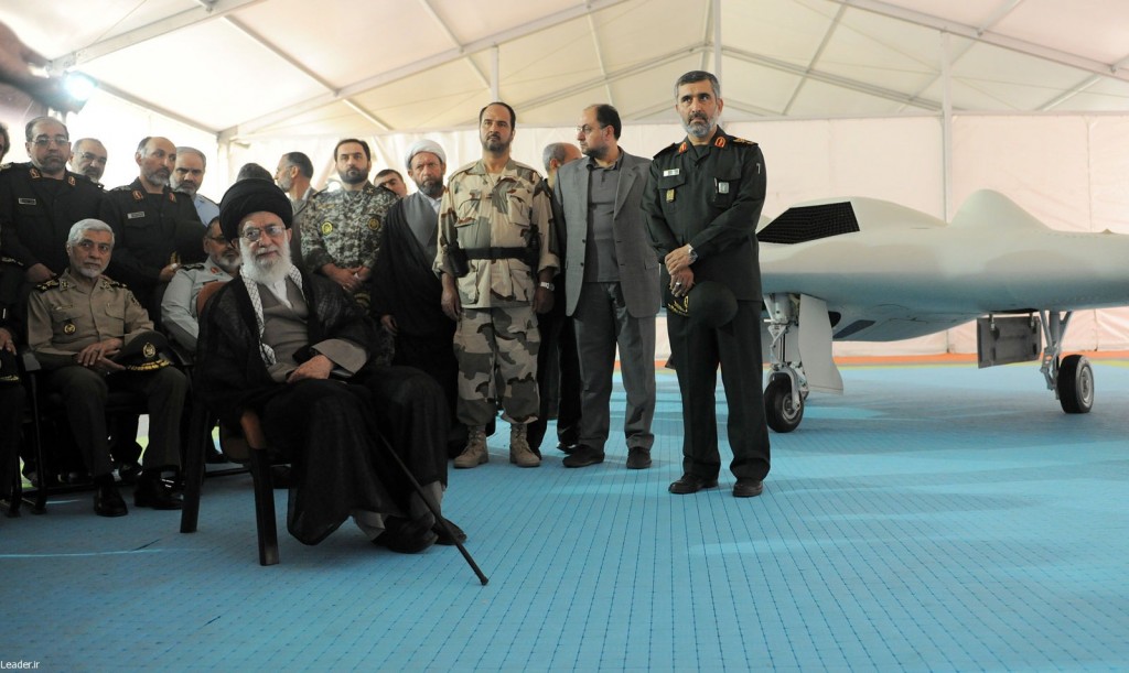 بالصور/ قائد الثورة يتفقد معرض انجازات قوات الجو-فضاء للحرس الثوري