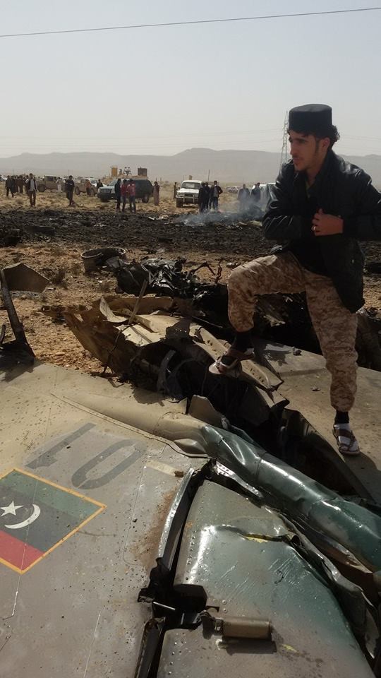 جزء من حطام الطائرة النفاثة التي اسقطت قرب مدينة الرجبان في الجبل الغربي - ليبيا