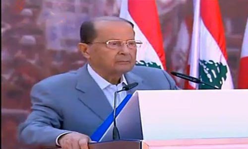 الجنرال عون خاطباً في الجماهير في بعبدا