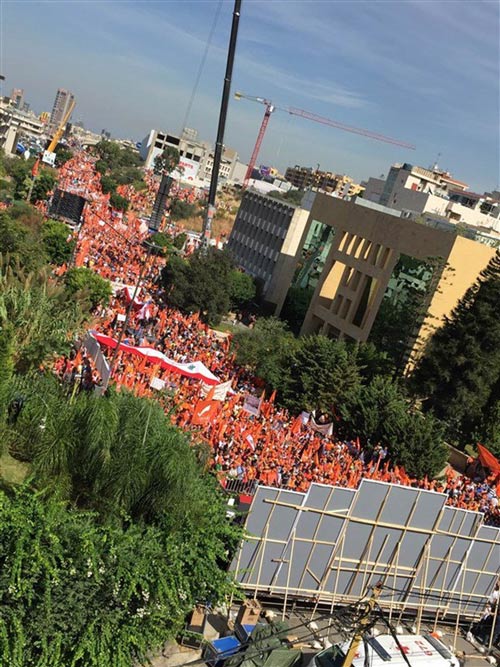 الحشود العونية في بعبدا