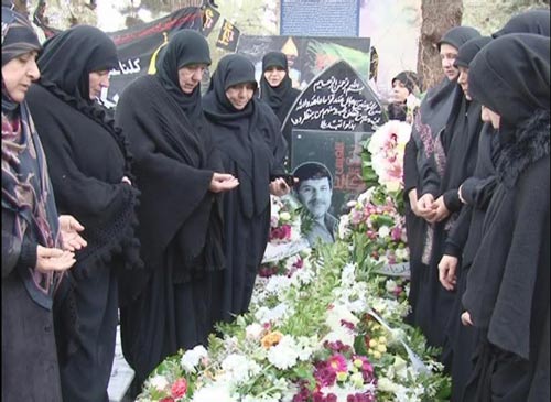 وفود نسائية تضع اكاليل الورود على ضريح الشهيد اللقيس