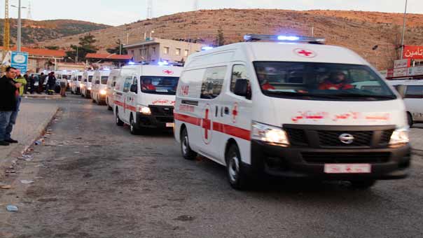 سيارات الصليب الاحمر اللبناني التي تقل جرحى مسلحي الزبداني عند نقطة المصنع اللبناني