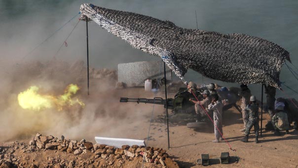 قوارب البحرية الإيرانية في المرحلة الثانية من المناورات أمس