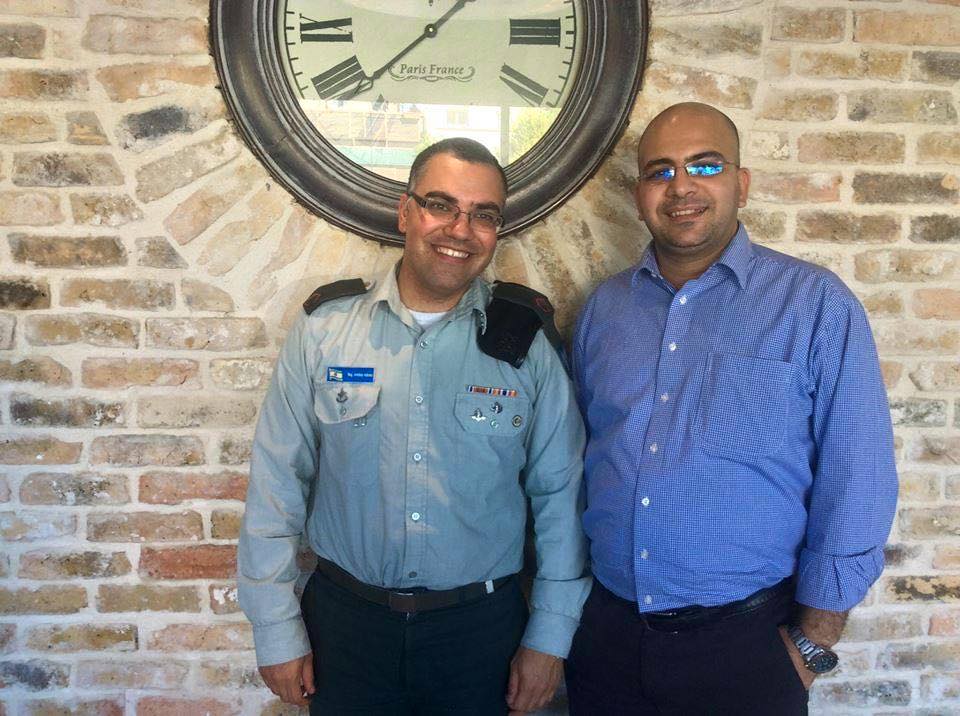 صورة نشرها المتحدّث باسم جيش العدو أفيخاي أدرعي على صفحته على "فيسبوك" تجمعه بالصحافي المصري رامي عزيز على هامش زيارة الوفد