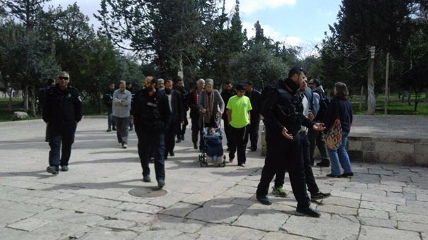 مستوطنون صهاينة يدنسون باحات المسجد الأقصى المبارك