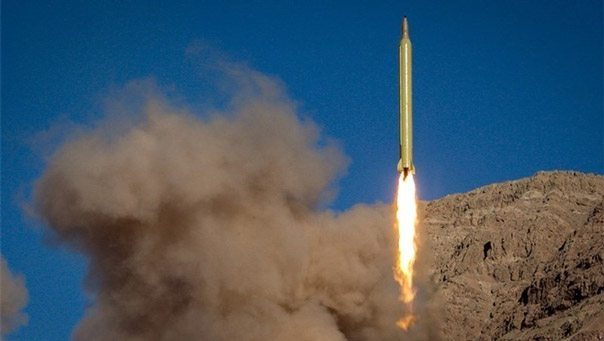 إيران تختبر صاروخاً باليستياً يبلغ مداه 2000 كيلومتر
