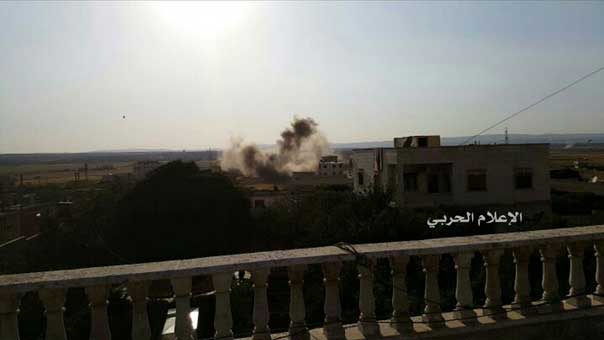 دخان من جراء قصف المجموعات المسلحة على بلدة الفوعة المحاصرة