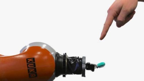 عن طريق نظام التشغيل يجب أن يكون الروبوت قادرا على تحديد مصادر الشعور بالألم