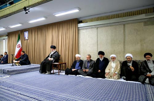 الإمام الخامنئي مستقبلًا رؤساء السلطات الثلاث وعددًا من كبار المسؤولين