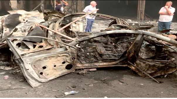 بقايا سيارة محطمة في باحة التفجير 