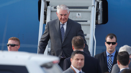 وزير خارجية الولايات المتحدة ريكس تيلرسون لحظة هبوطه من الطائرة في موسكو